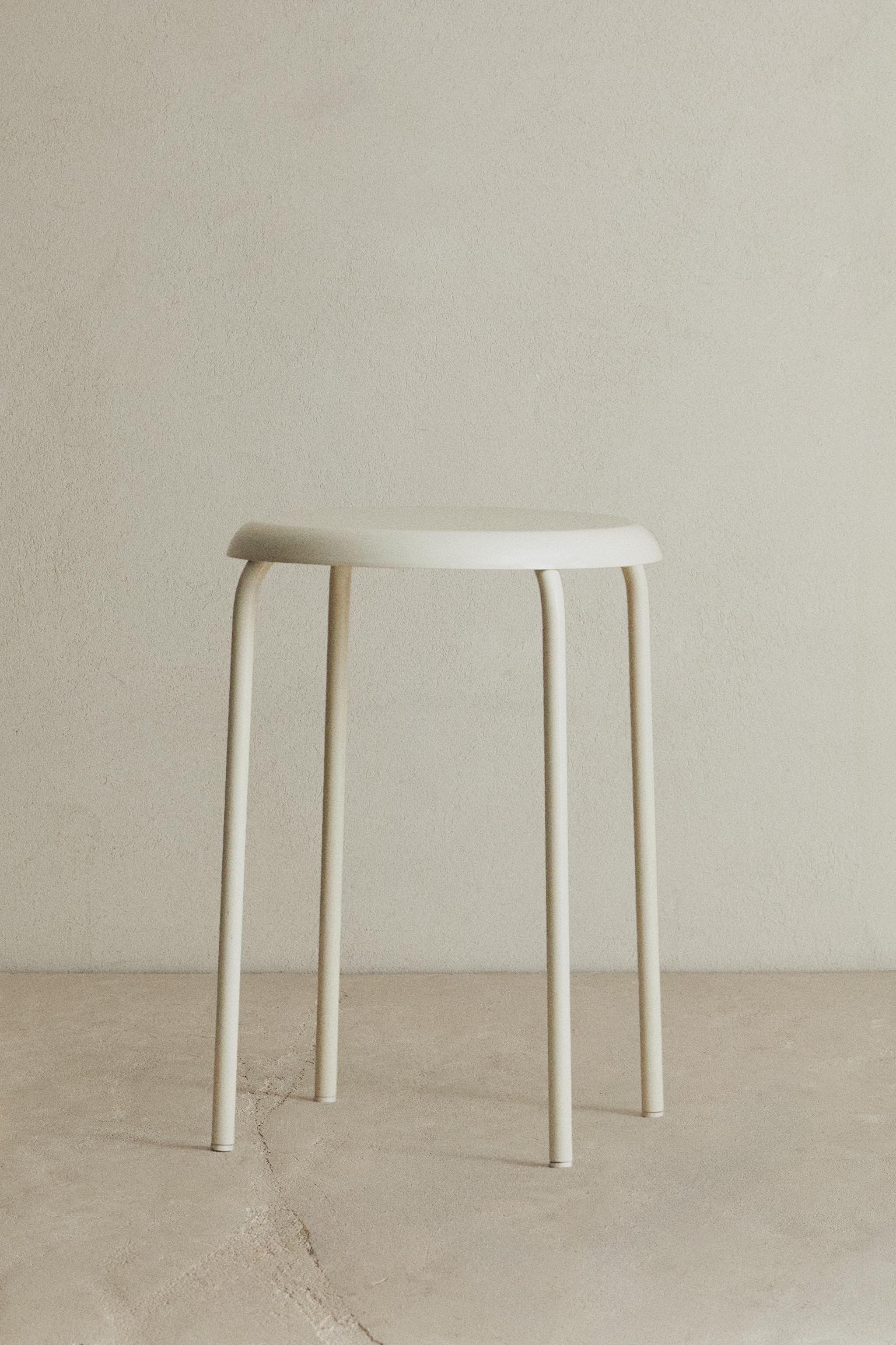 LACQUERED METAL STOOL